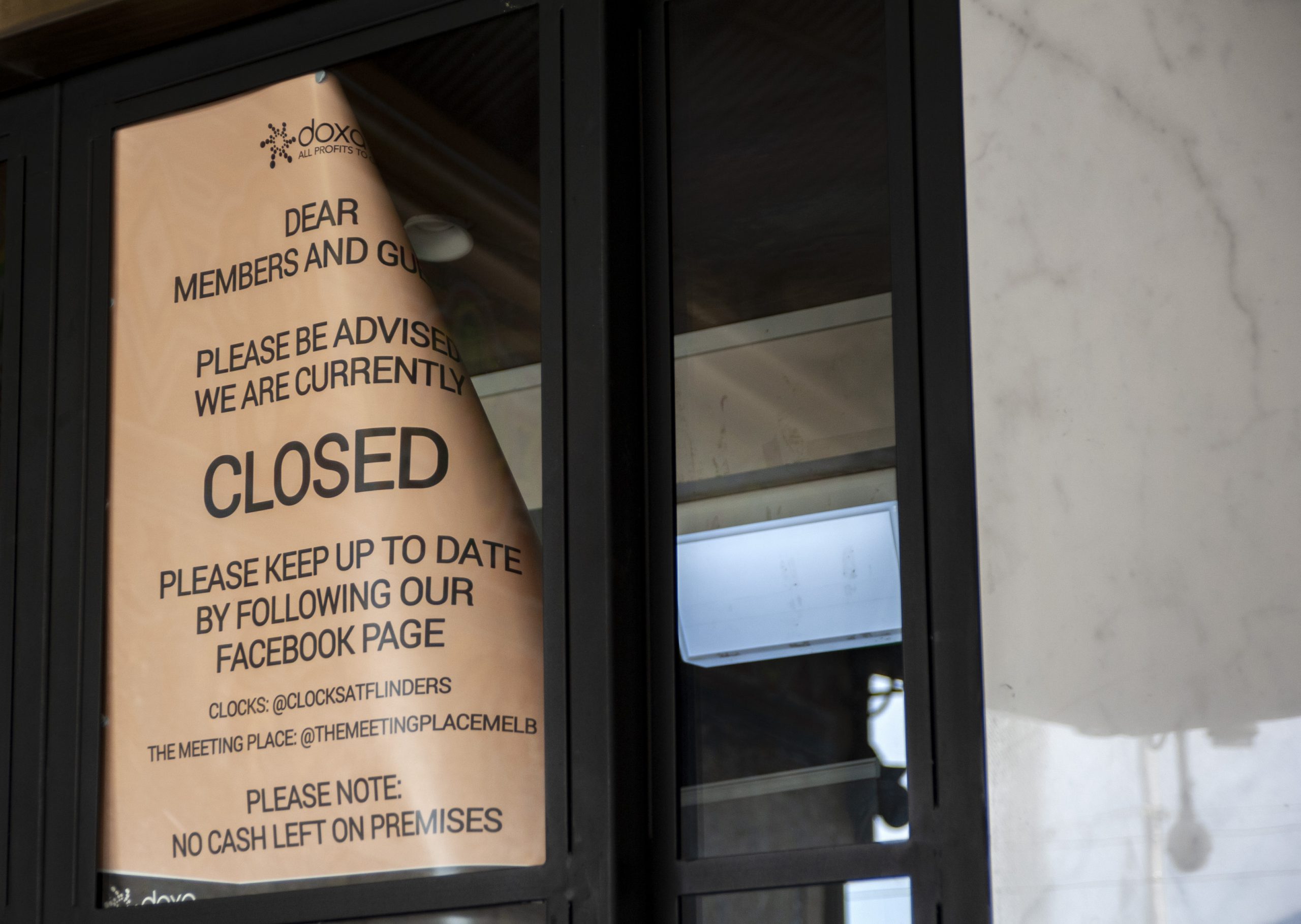 Plakat w oknie, z ogłoszeniem o zamknięciu lokalu w związku z pandemią