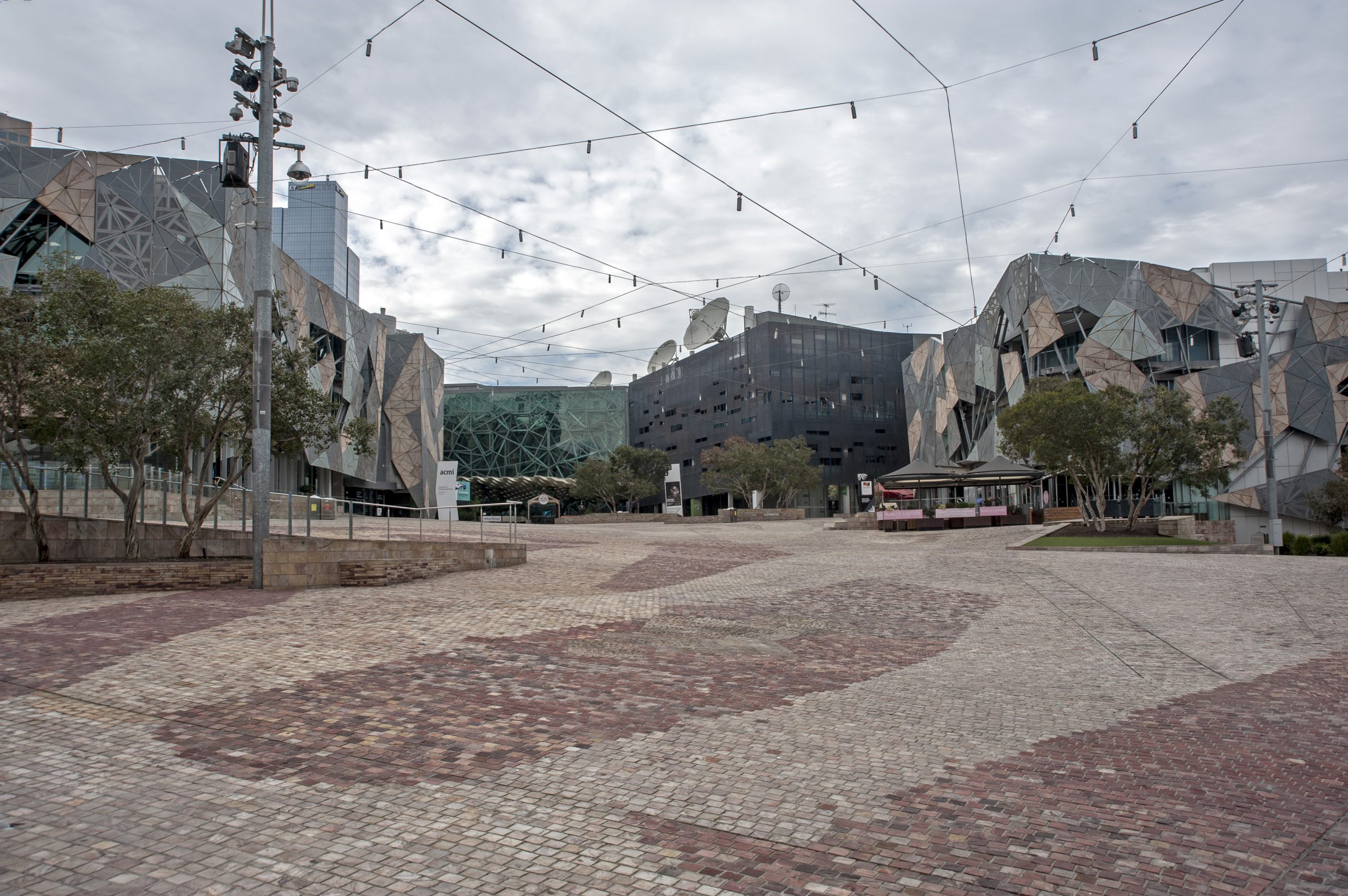 Opustoszały Flinders Square, główny plac miasta